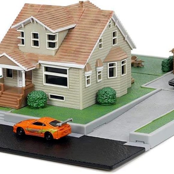 Jada Fast & Furious Nano: Toretto House Diorama Set with 2 Cars & Accessories - Picture 8 of 8